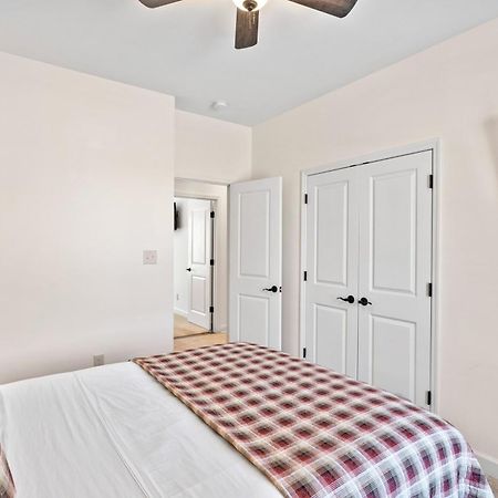Bear Pass Is A 3 Bed 2 Bath Craftsman Style Home Located Within Walking Distance To Dt 개틀린버그 외부 사진