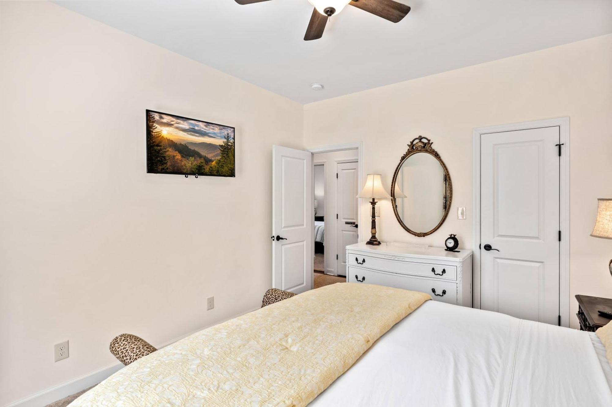 Bear Pass Is A 3 Bed 2 Bath Craftsman Style Home Located Within Walking Distance To Dt 개틀린버그 외부 사진