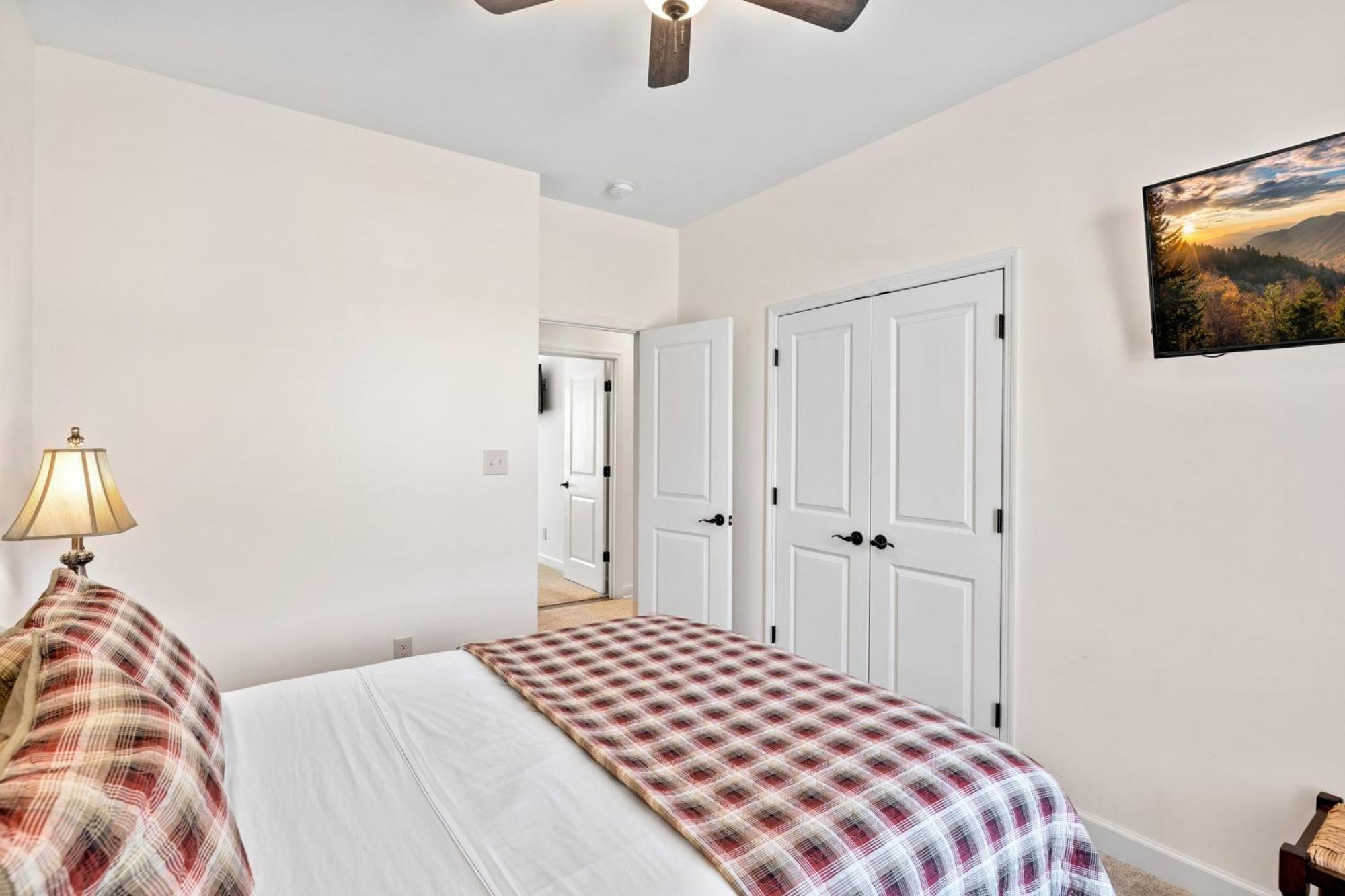 Bear Pass Is A 3 Bed 2 Bath Craftsman Style Home Located Within Walking Distance To Dt 개틀린버그 외부 사진