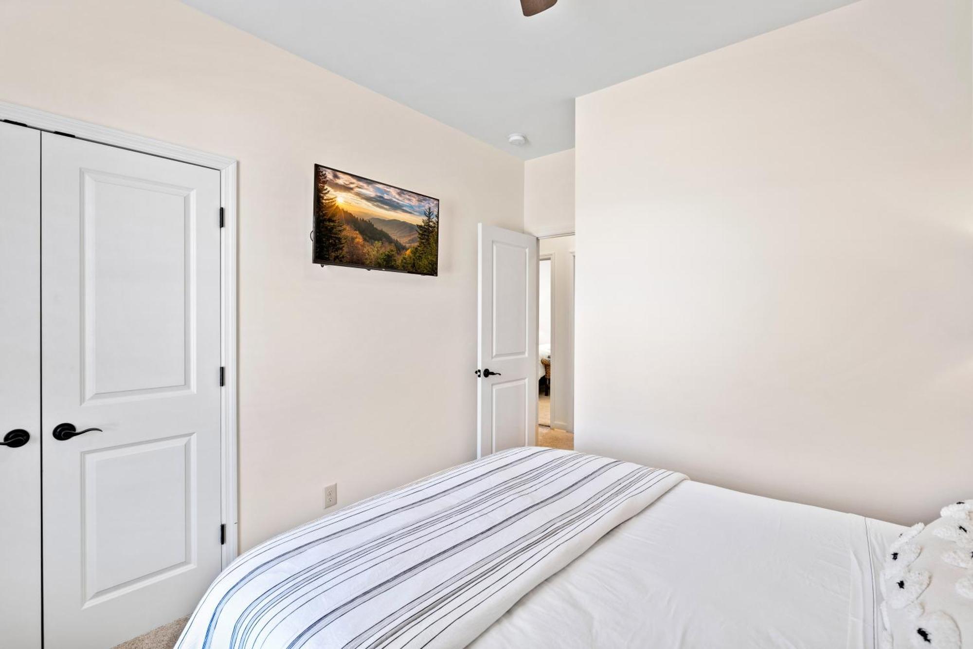 Bear Pass Is A 3 Bed 2 Bath Craftsman Style Home Located Within Walking Distance To Dt 개틀린버그 외부 사진
