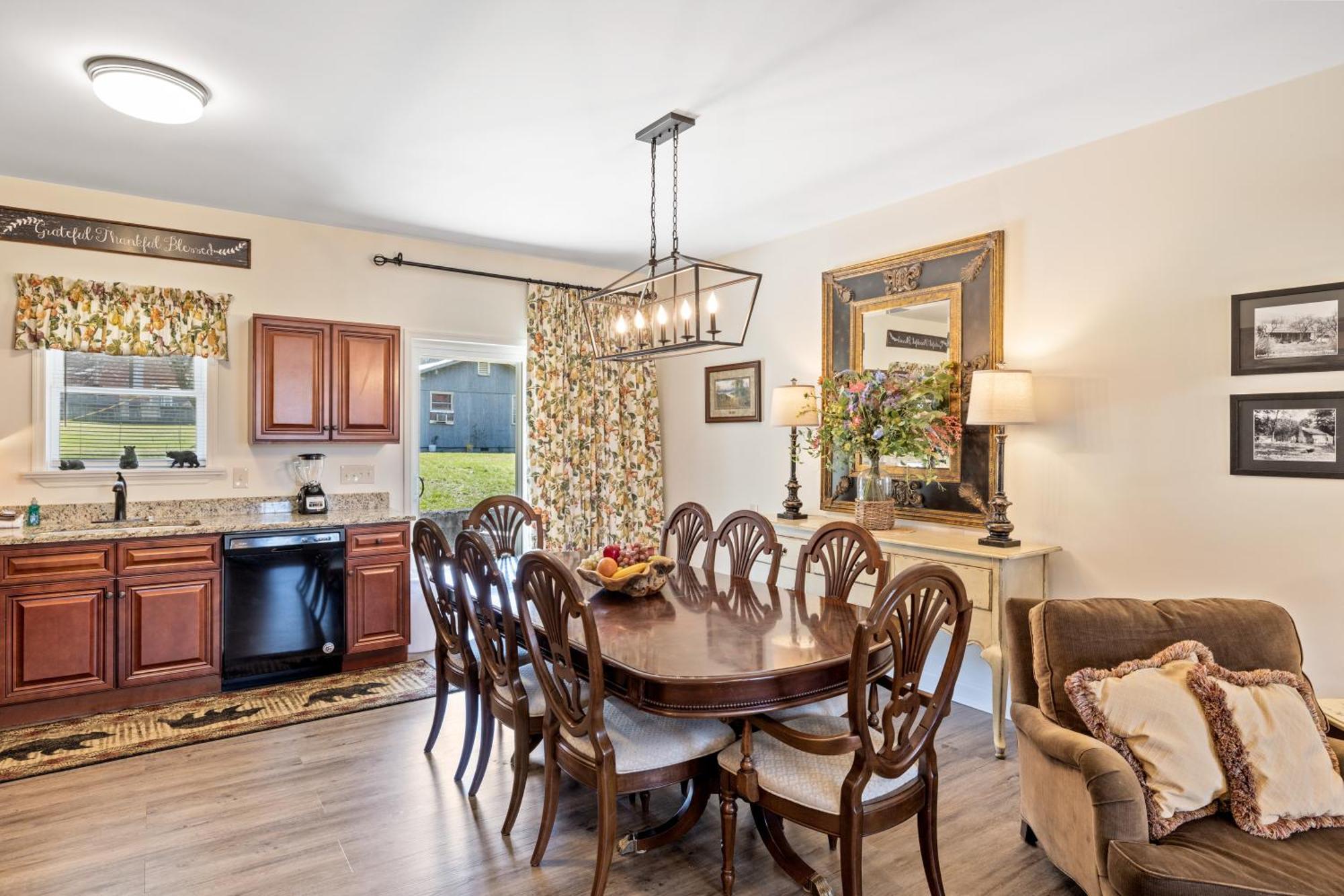 Bear Pass Is A 3 Bed 2 Bath Craftsman Style Home Located Within Walking Distance To Dt 개틀린버그 외부 사진