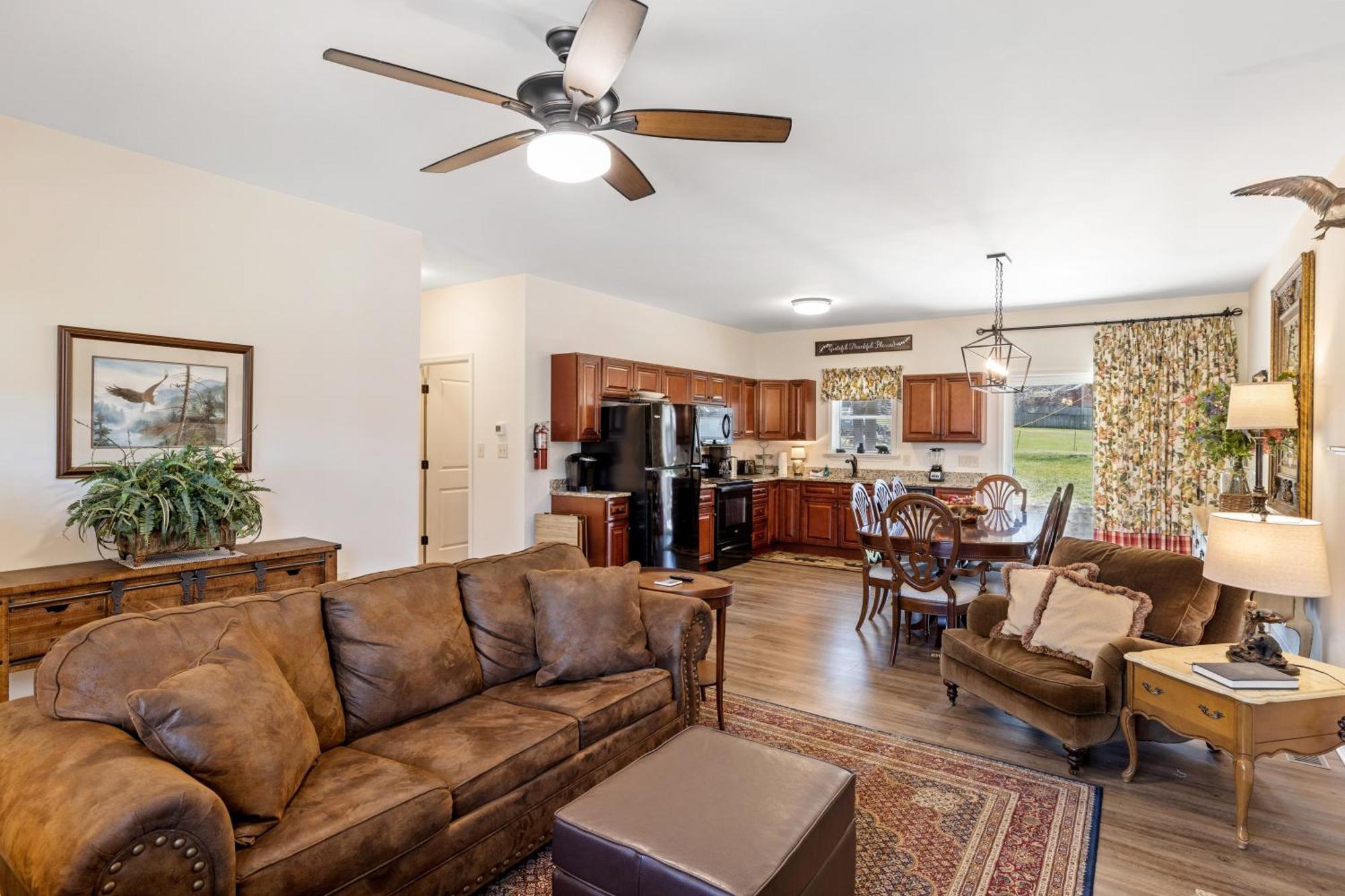 Bear Pass Is A 3 Bed 2 Bath Craftsman Style Home Located Within Walking Distance To Dt 개틀린버그 외부 사진