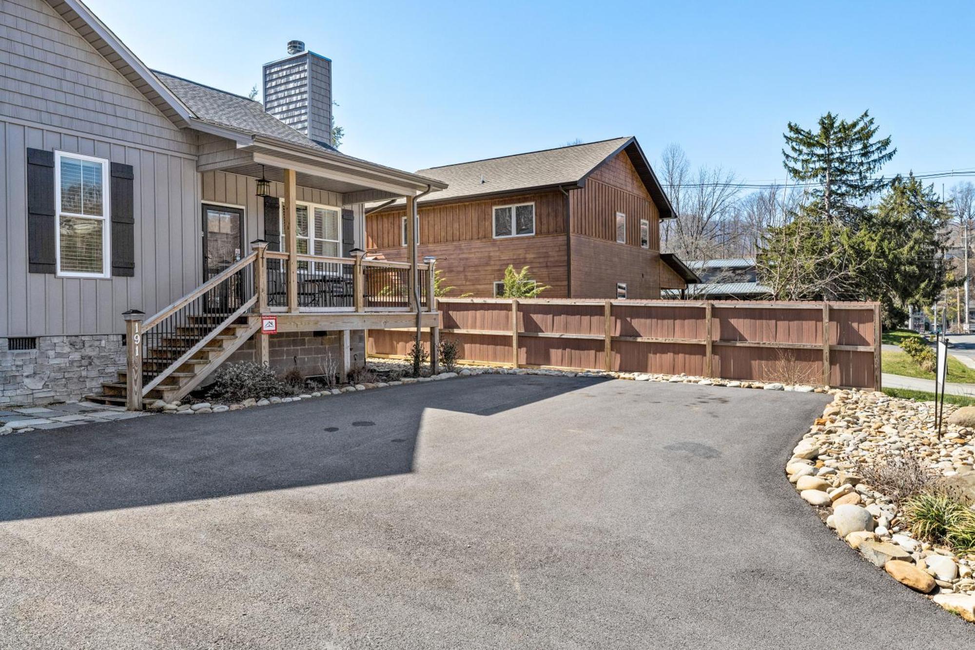 Bear Pass Is A 3 Bed 2 Bath Craftsman Style Home Located Within Walking Distance To Dt 개틀린버그 외부 사진