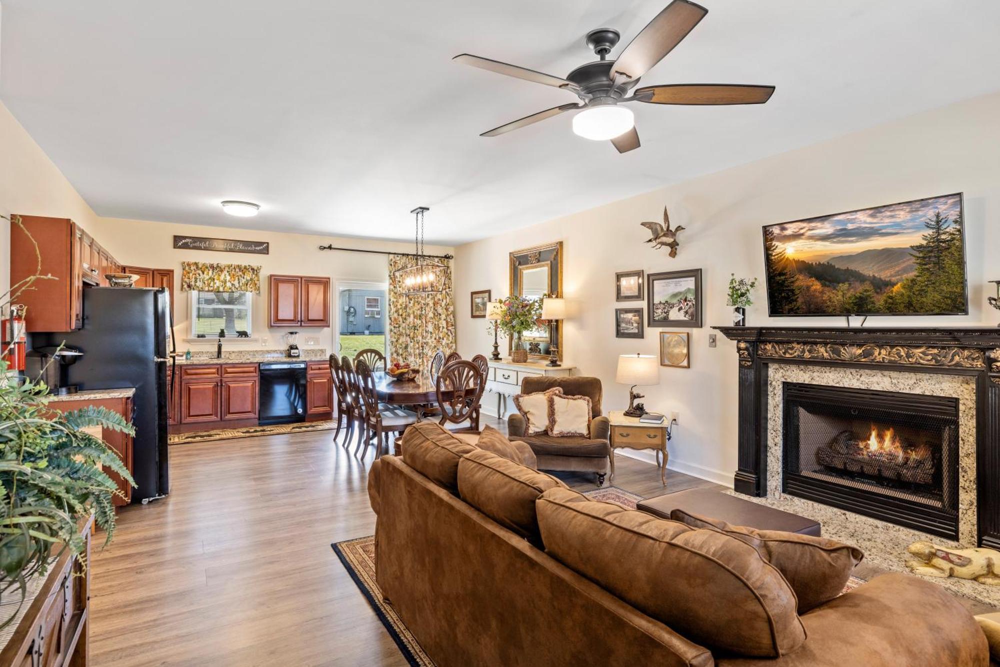 Bear Pass Is A 3 Bed 2 Bath Craftsman Style Home Located Within Walking Distance To Dt 개틀린버그 외부 사진