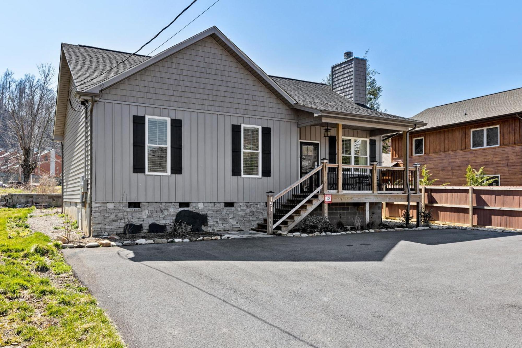 Bear Pass Is A 3 Bed 2 Bath Craftsman Style Home Located Within Walking Distance To Dt 개틀린버그 외부 사진