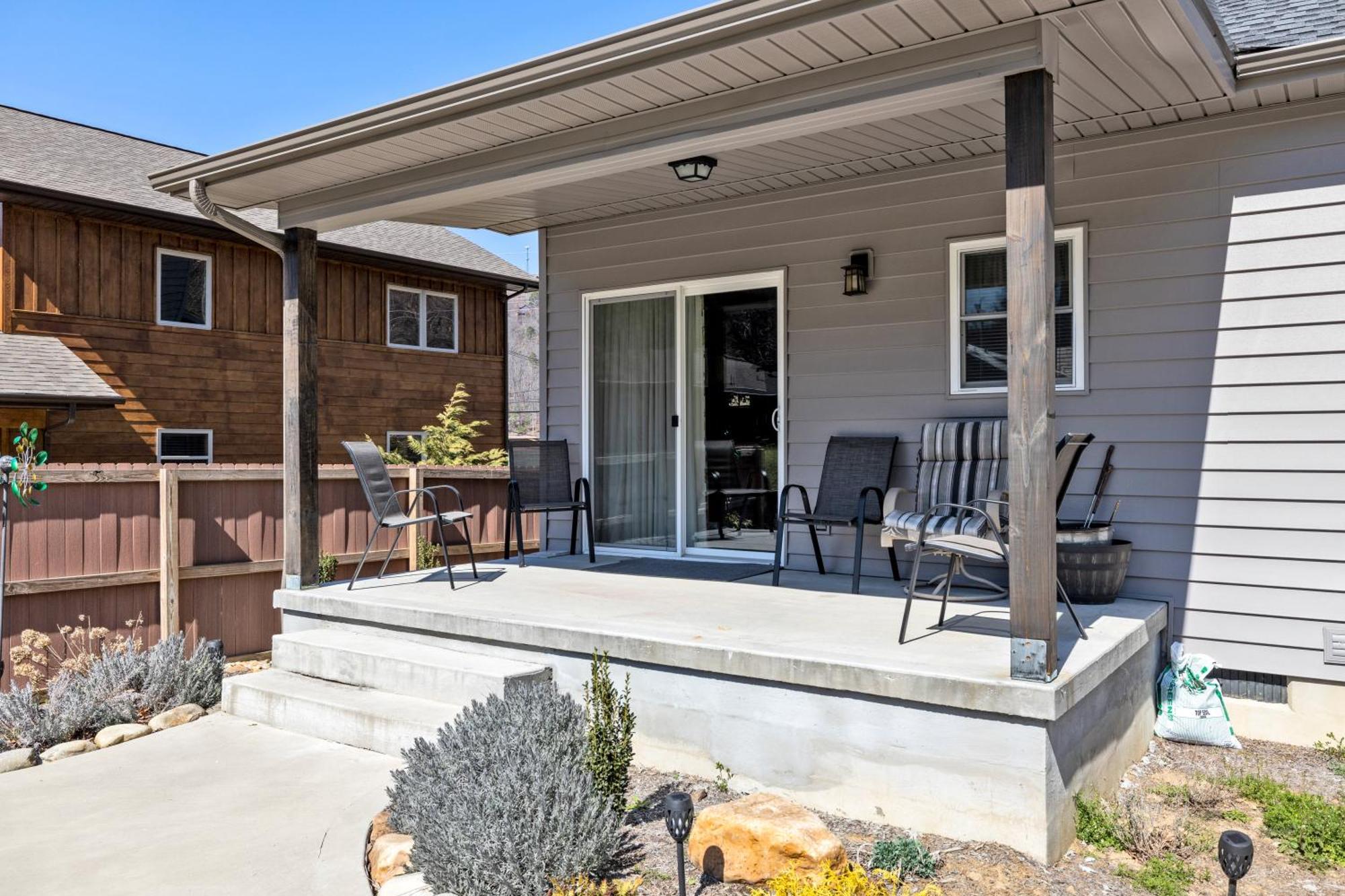 Bear Pass Is A 3 Bed 2 Bath Craftsman Style Home Located Within Walking Distance To Dt 개틀린버그 외부 사진