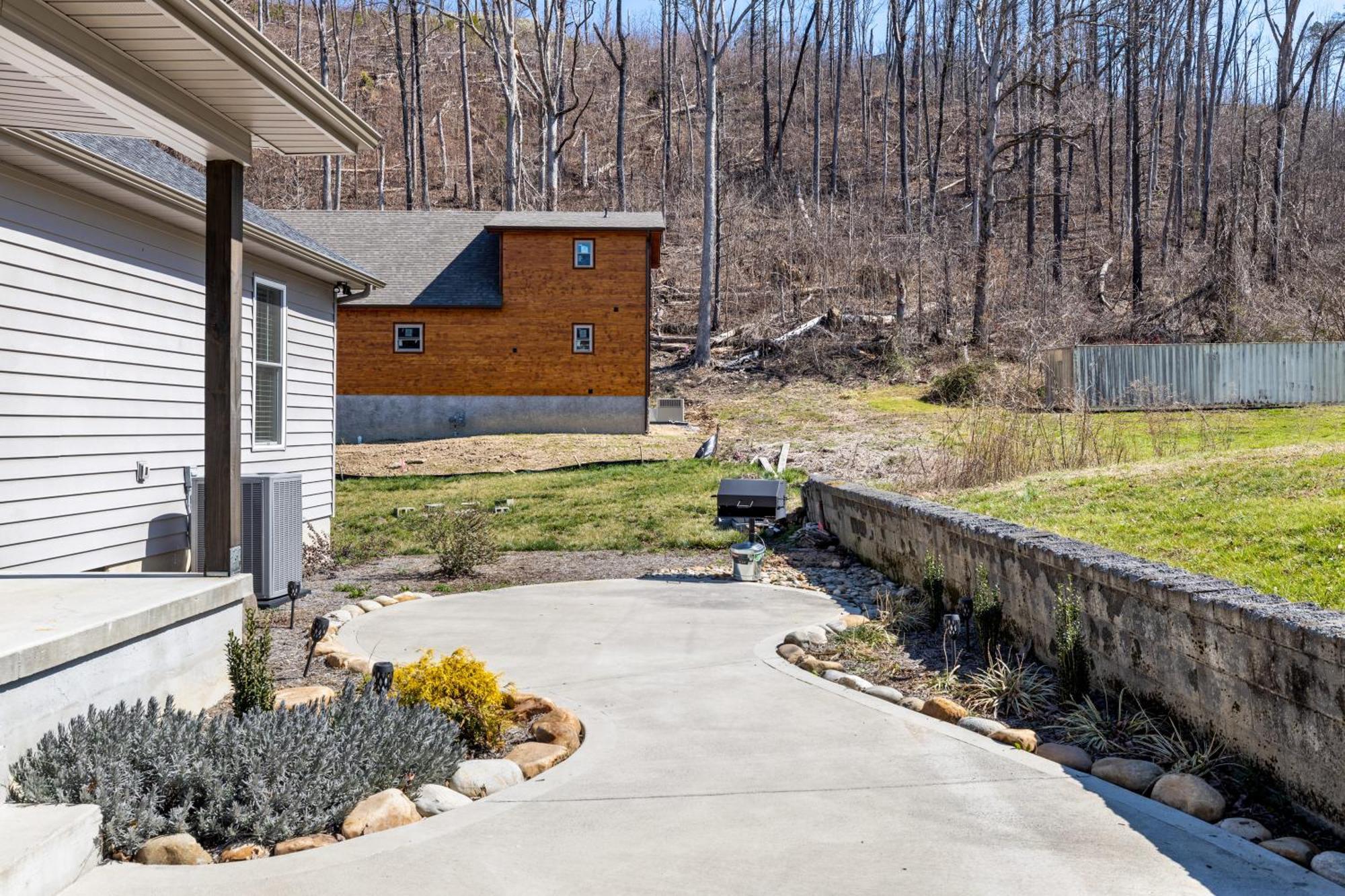 Bear Pass Is A 3 Bed 2 Bath Craftsman Style Home Located Within Walking Distance To Dt 개틀린버그 외부 사진